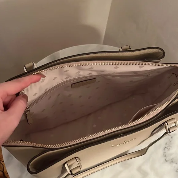 ♠️ EUC Kate Spade Monet Tote in Warm Beige♠️ - Picture 8 of 9